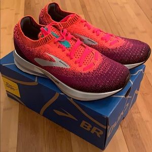 *NEVER WORN*Brooks women’s LEVITATE 2 running shoe